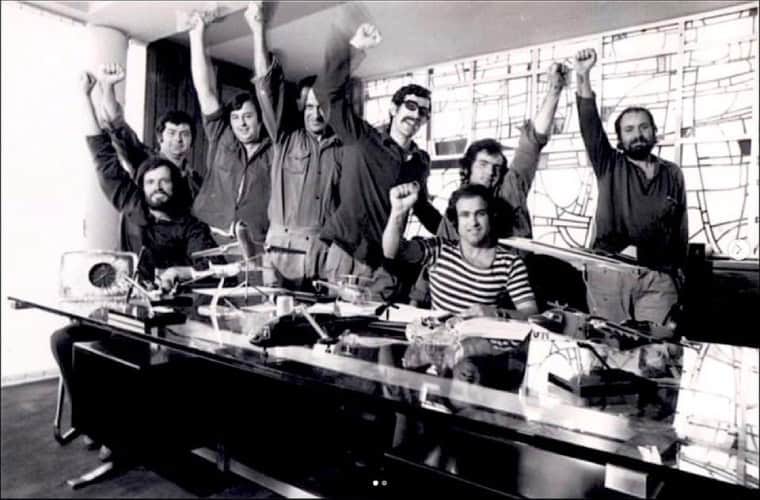 Ouvriers occupant le bureau du patron