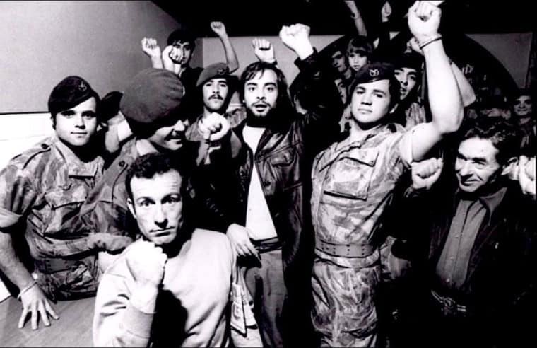 Parachutistes célébrant la révolution dans un bar du centre-ville