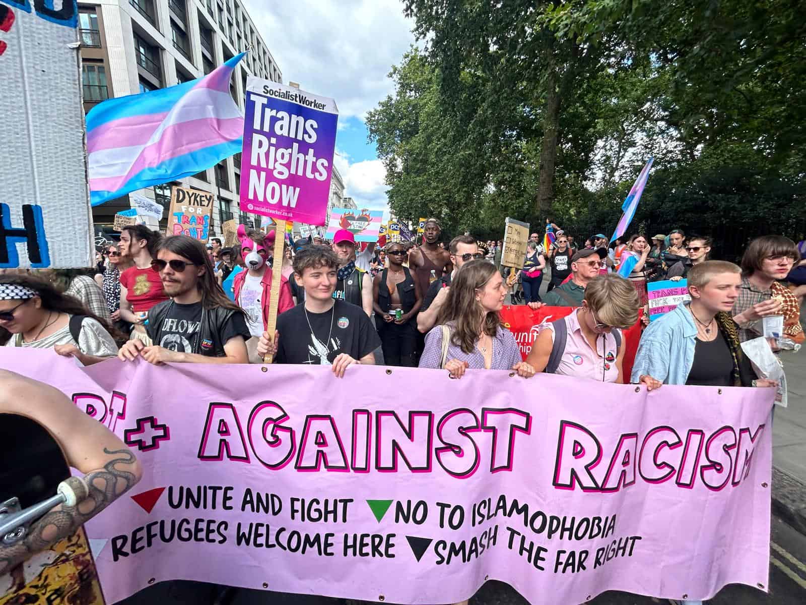 une photo de la foule de la London Trans+ Pride