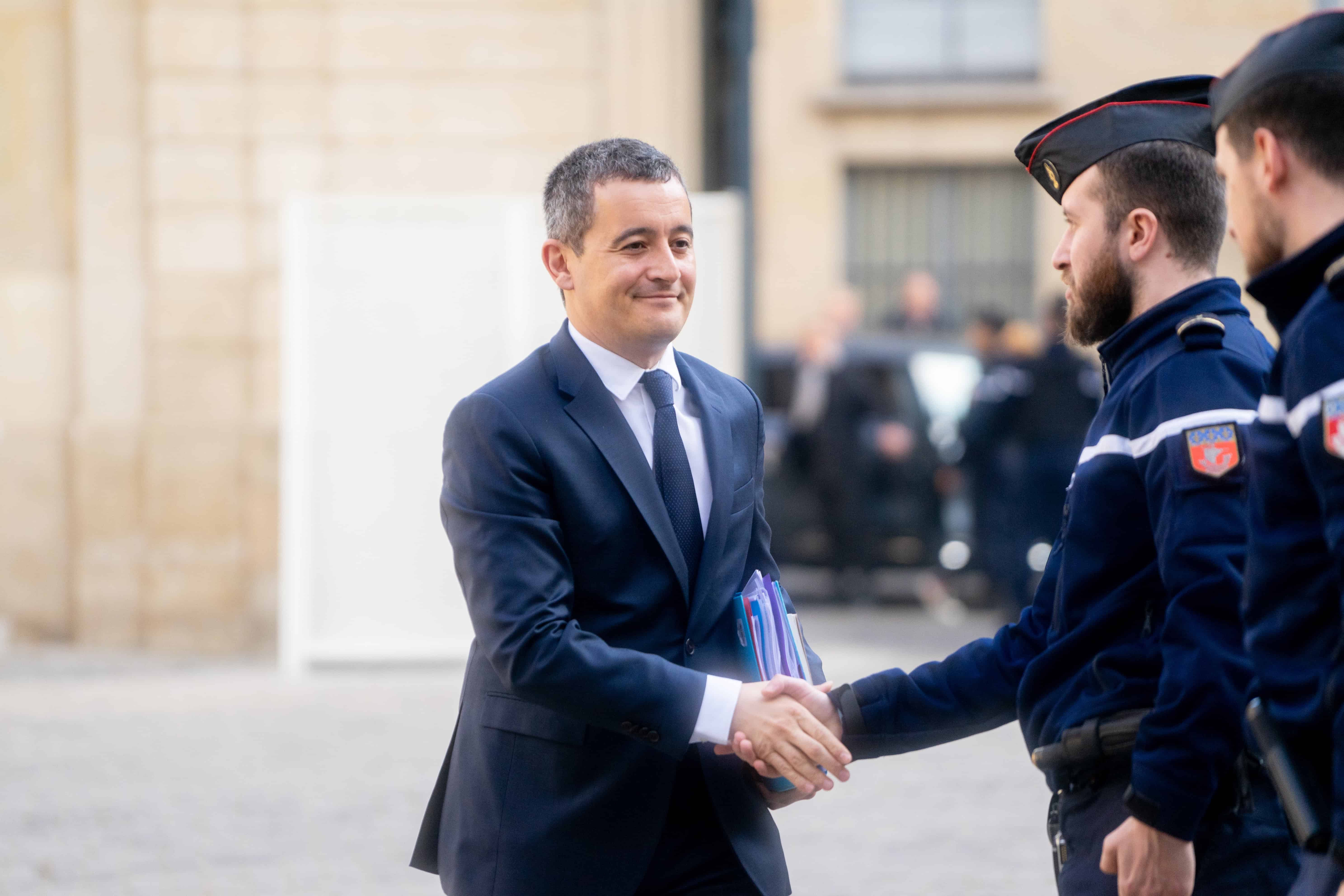 Gérald Darmanin illustrant un article sur les élections françaises