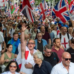 Les hommes en noir, le nouveau costume du fascisme britannique ?