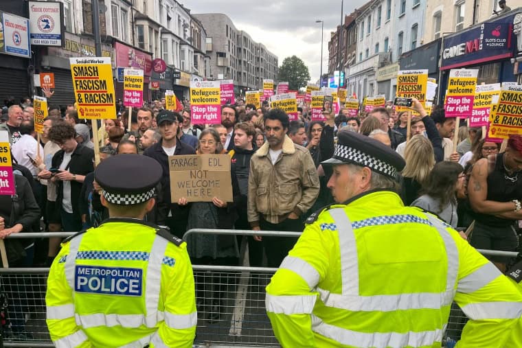 Des dos de flics et des antiracistes à l'air confiant