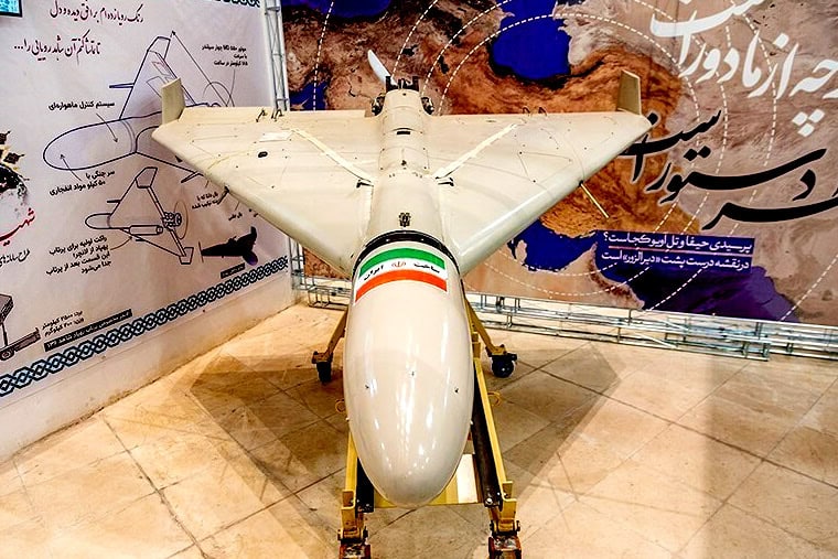 Cette photo montre une vue de face d'un drone Shahed-136 à l'exposition des réalisations de la Force aérospatiale du Corps des Gardiens de la révolution islamique dans le jardin du Musée de la Révolution islamique et de la Sainte Défense à Qom.