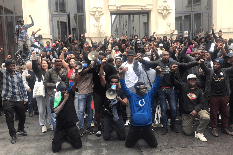 De jeunes migrants manifestent à Paris