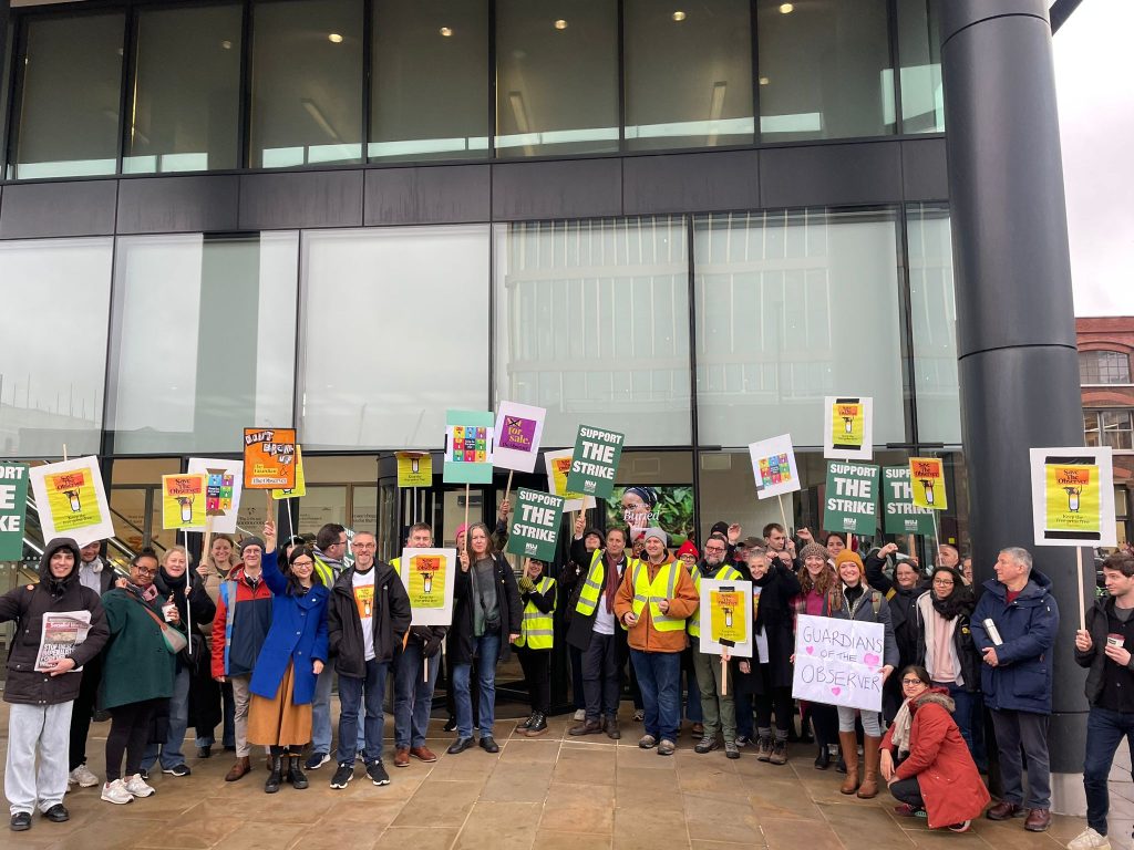 Sur la ligne de piquetage devant le QG des Gardiens et des Observateurs