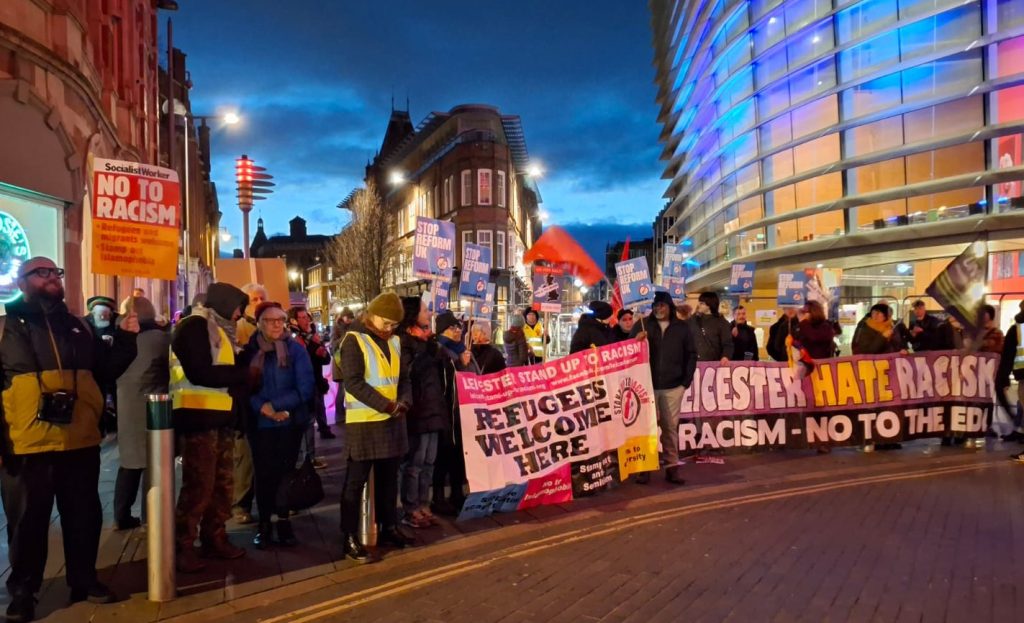 Une photo de foule d'une manifestation antiraciste devant la conférence Reform UK à Leicester 