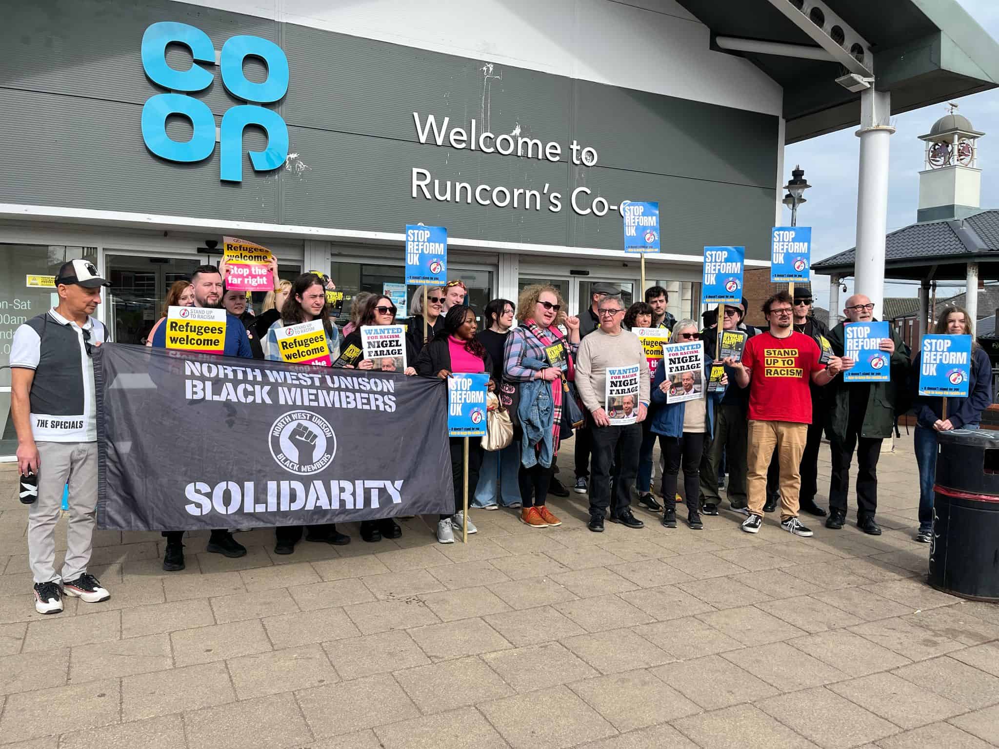 Campagne des anti-racistes contre Reform UK à Runcorn, dans le nord-ouest de l'Angleterre, un coup de foule de personnes avec Coop en arrière-plan