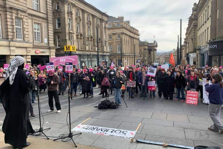 Des centaines se rassemblent le premier jour des frappes de l'Université de Newcastle