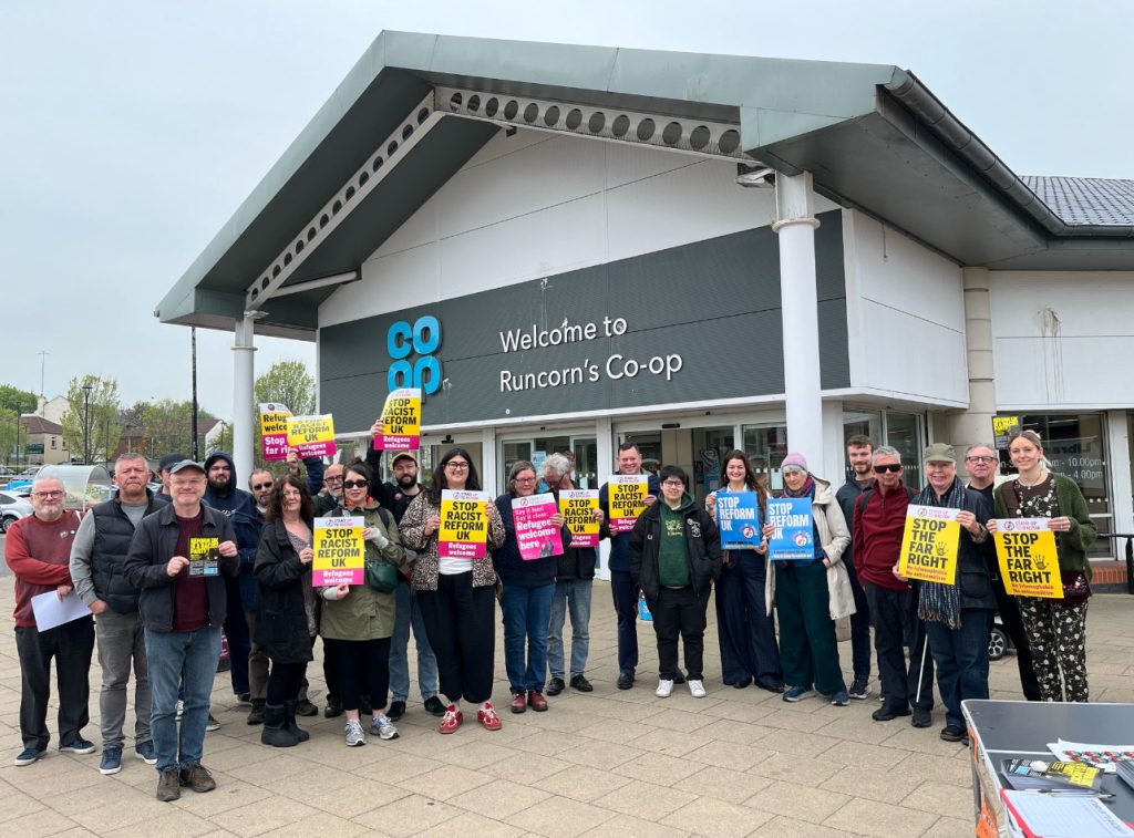 Les partisans de Stand Up to Racism with Anti Reform UK Folilets in Runcorn 