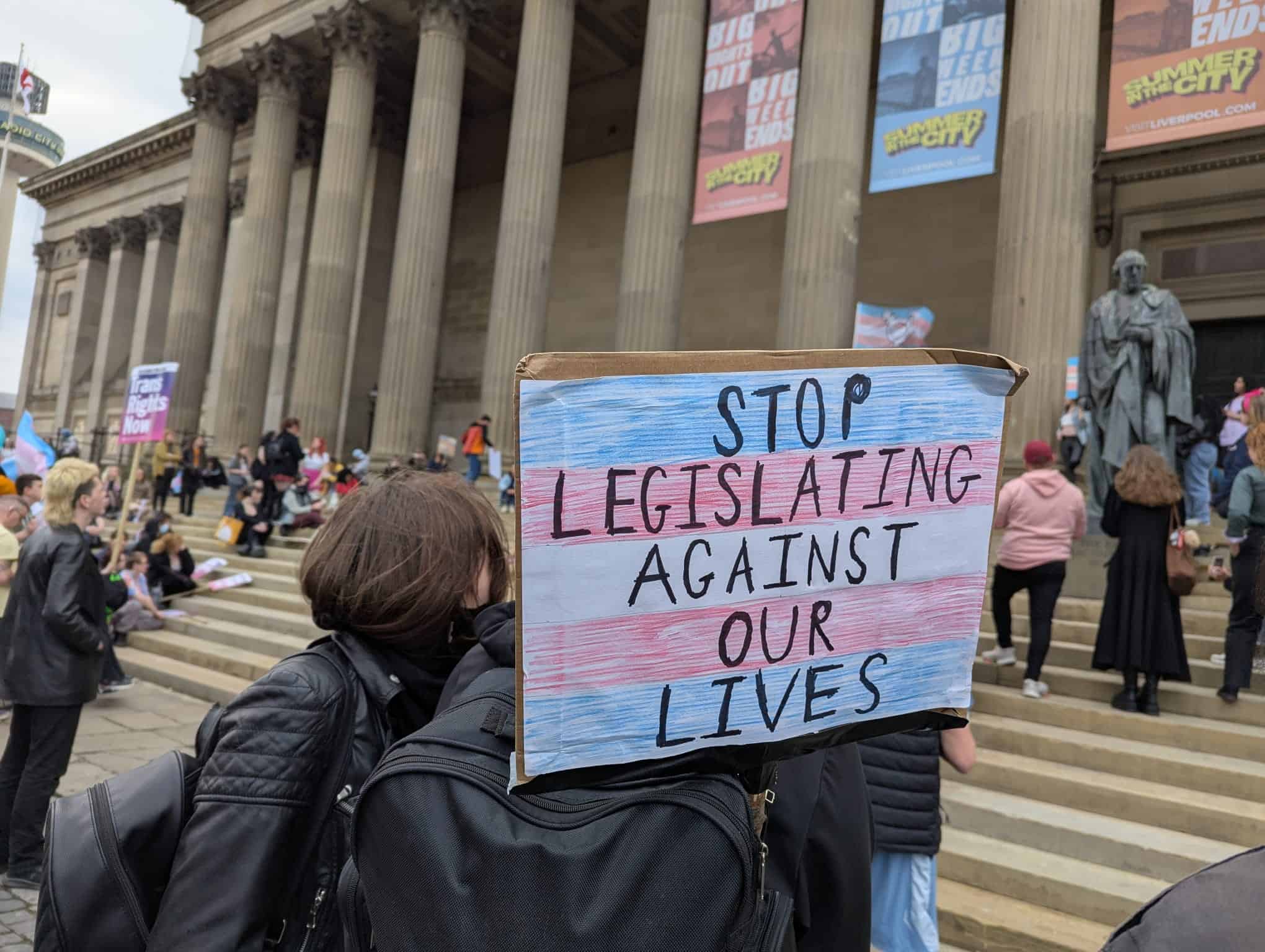 Les manifestants exigent des droits trans +