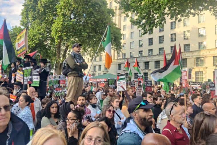 Les gens se rallient avec des drapeaux de Palestine à l'extérieur de Whitehall
