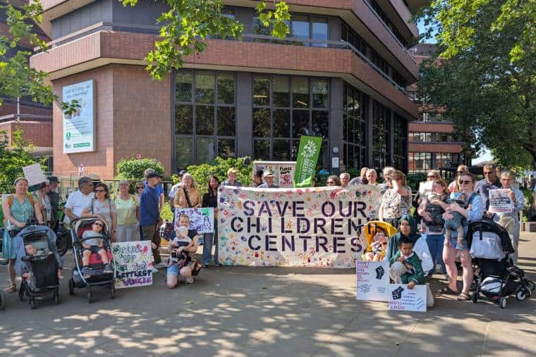 Le conseil géré par la main-d'œuvre réduit les centres pour enfants