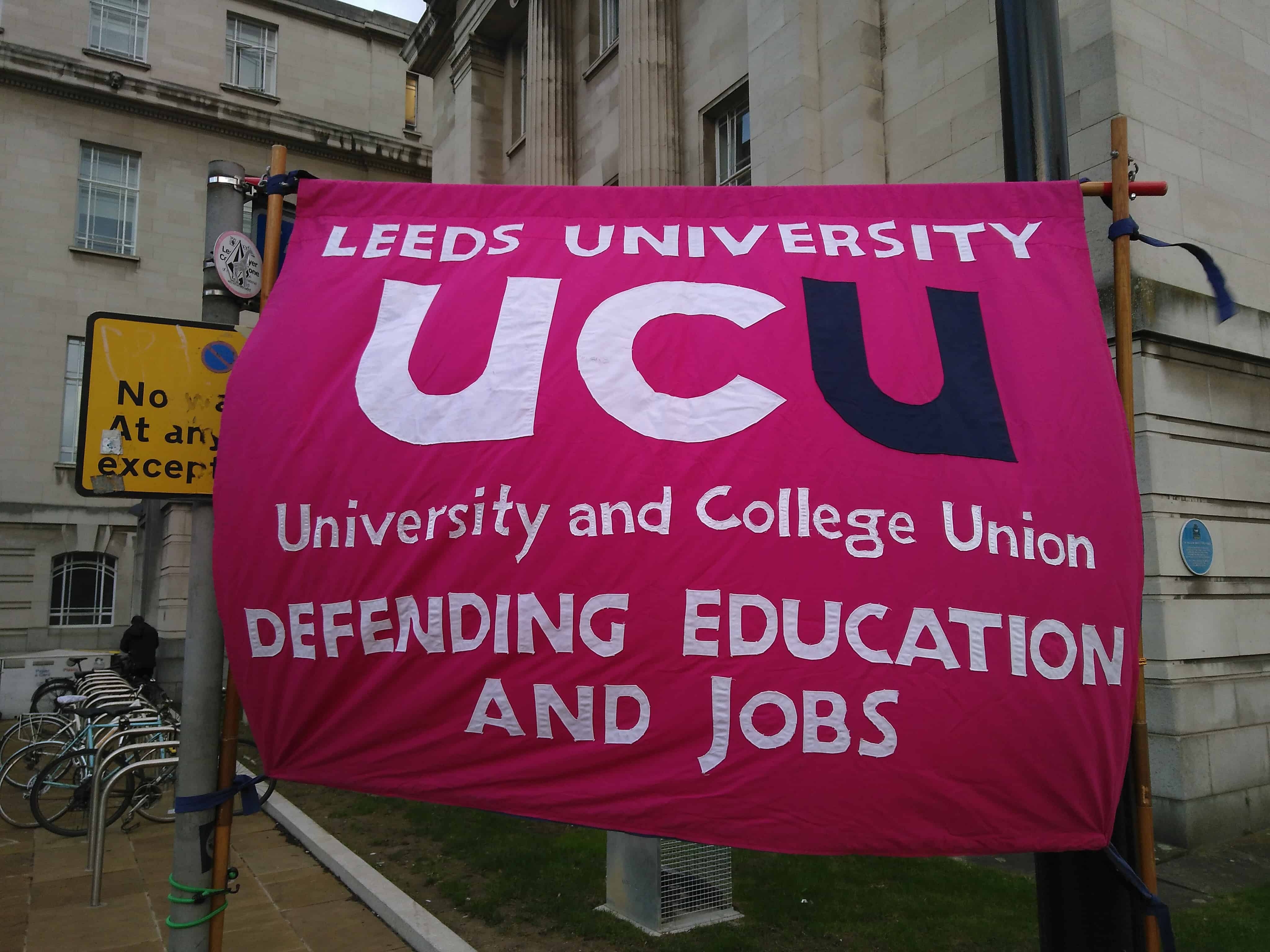Une bannière UCU de l'Université de Leeds se lit comme une éducation et des emplois en défense »