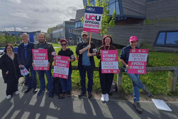 Les travailleurs de l'université grève pour les emplois et l'éducation