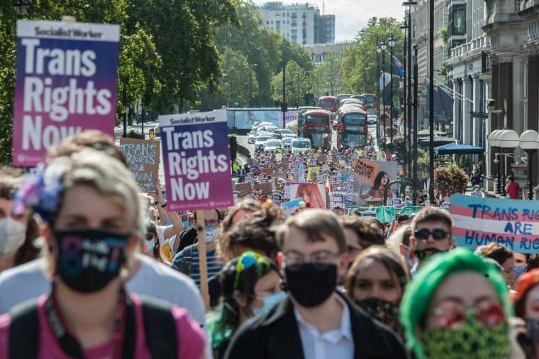 Les travailleurs du secteur public déclarent trans + solidarité