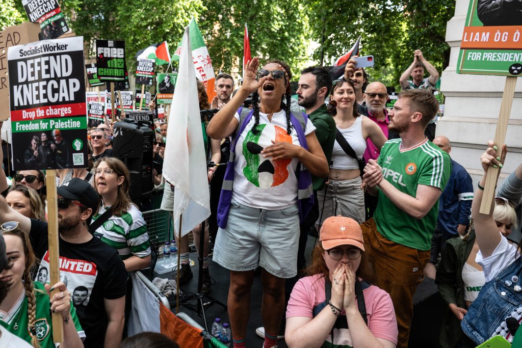Une foule énorme se réunie à l'extérieur de Westminster Magistrates Court pour soutenir la rotule 
