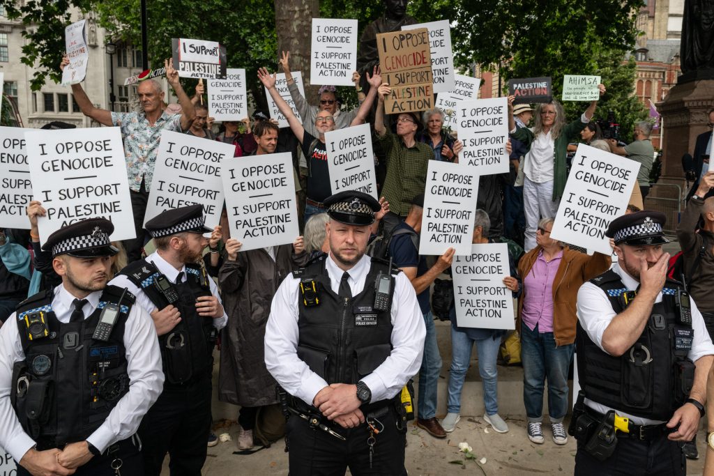 Les manifestants tenant des signes «Je m'opposent au génocide, je soutiens l'action de la Palestine» (photo: Guy Smallman)