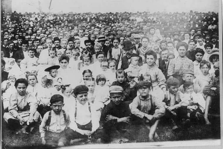 Une grande foule de mineurs de charbon frappants et de leurs familles se sont réunis à Indian Mound à McKee Rocks, Pennsylvanie, 1909. (Pic: Picryl / Library of Congress)