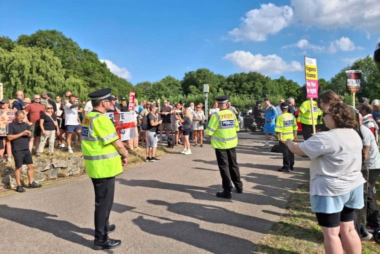 Les antifascistes confrontent le rallye raciste à Essex