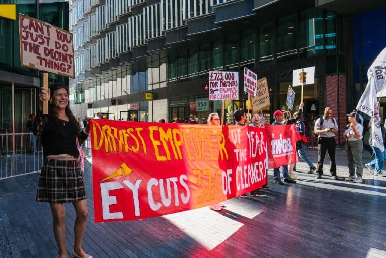 Les travailleurs de nettoyage externalisés contrevoisent contre les suppressions d'emplois dans le cabinet de conseil majeur