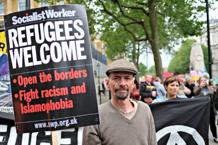 Qu'est-ce qui motive la violence raciste?