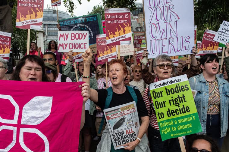 Défendre les droits à l'avortement de l'extrême droite