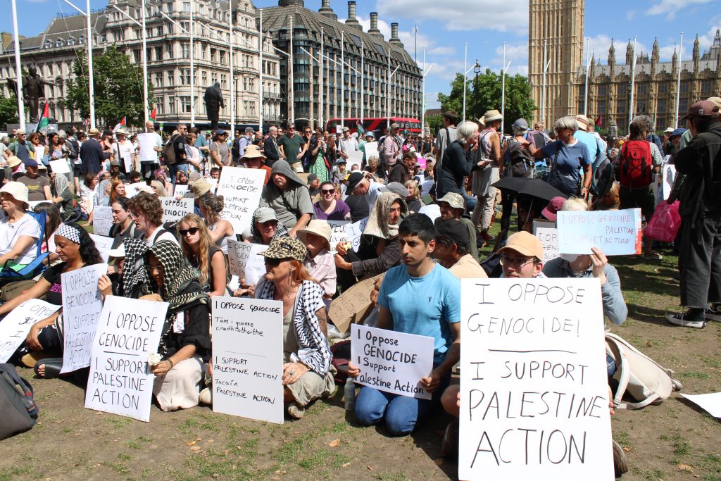 Des centaines de personnes se sont rassemblées sur la place du Parlement pour s'opposer à l'interdiction de l'action de la Palestine
