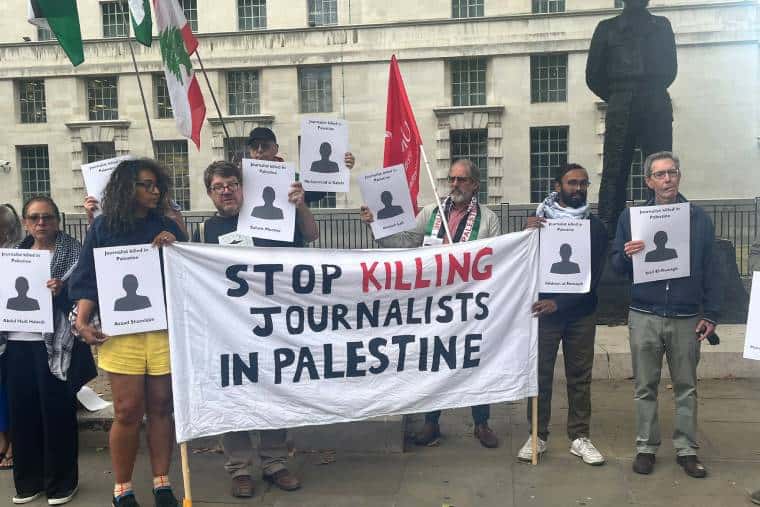 Vigil se souvient de journalistes palestiniens après l'attaque de l'hôpital Nasser