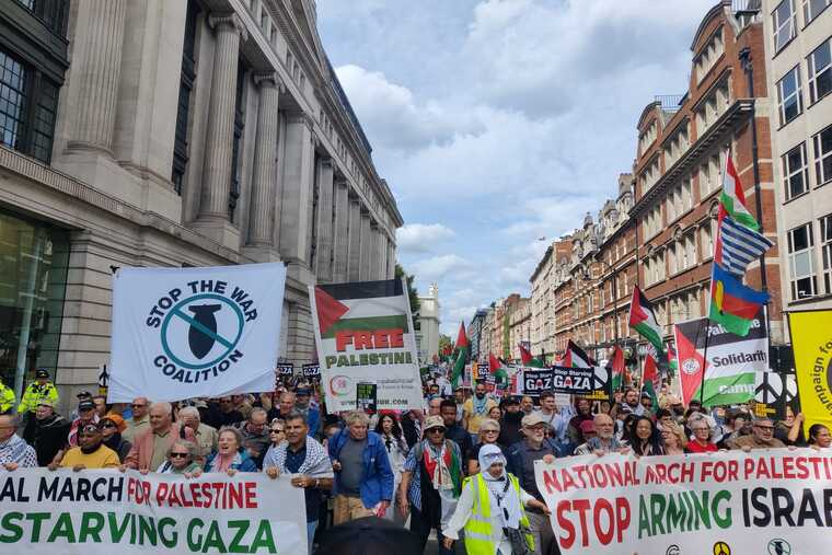 Des centaines de milliers de personnes marchent à Londres alors qu'Israël augmente le génocide