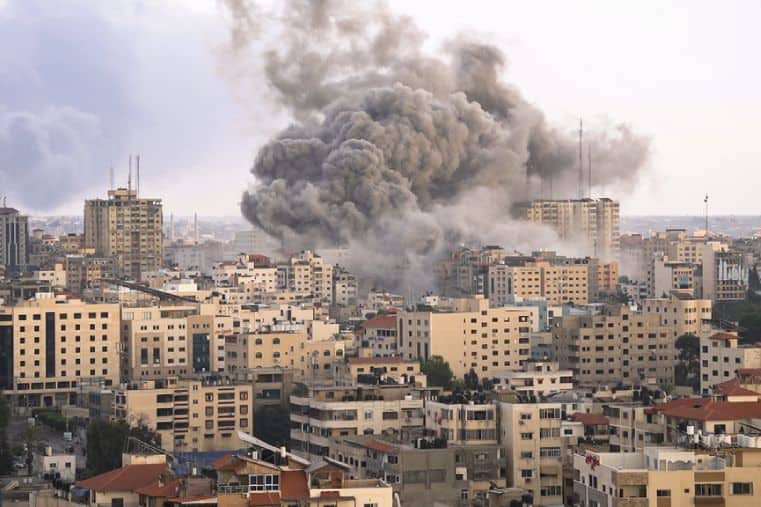 Israël Pounds Gaza City avec un poing de fer alors que l'ONU Rapport le nomme génocide