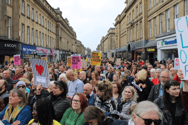 Les antifascistes se tiennent fermement contre Tommy Robinson à Newcastle