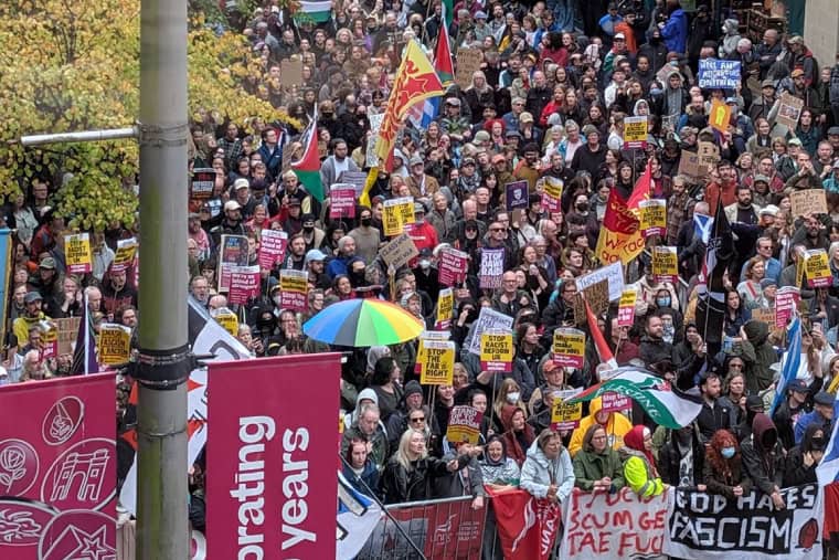 Les antiracistes défient l'extrême droite à travers la Grande-Bretagne
