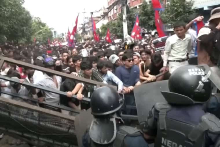 Les flammes de la révolte au Népal