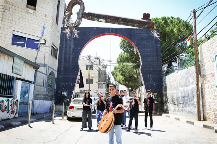 Groupe de réfugiés dans un camp de réfugiés après la libération d'un membre de prison (Photo : Sabrina Mukarker Zeidan)