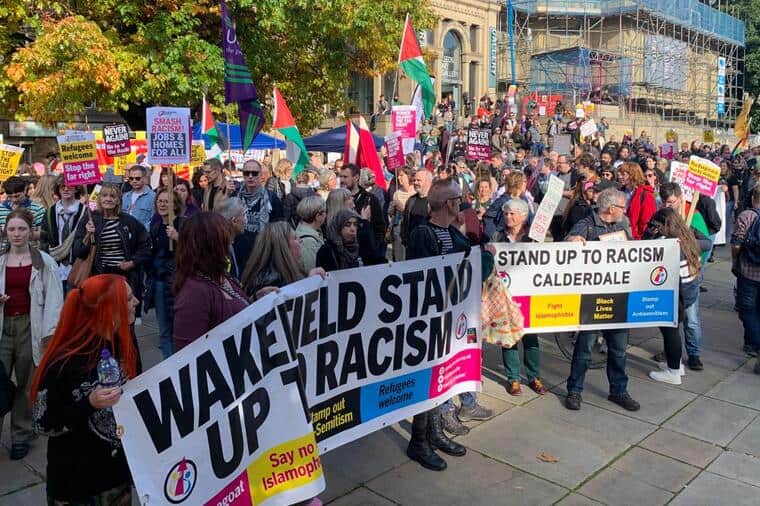 Des milliers de personnes protestent contre le racisme à Leeds