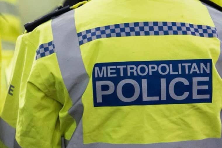 Veste jaune haute vis avec la police rencontrée n it