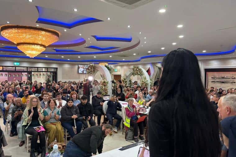 Un immense rassemblement à Leeds débat de la voie à suivre pour votre parti