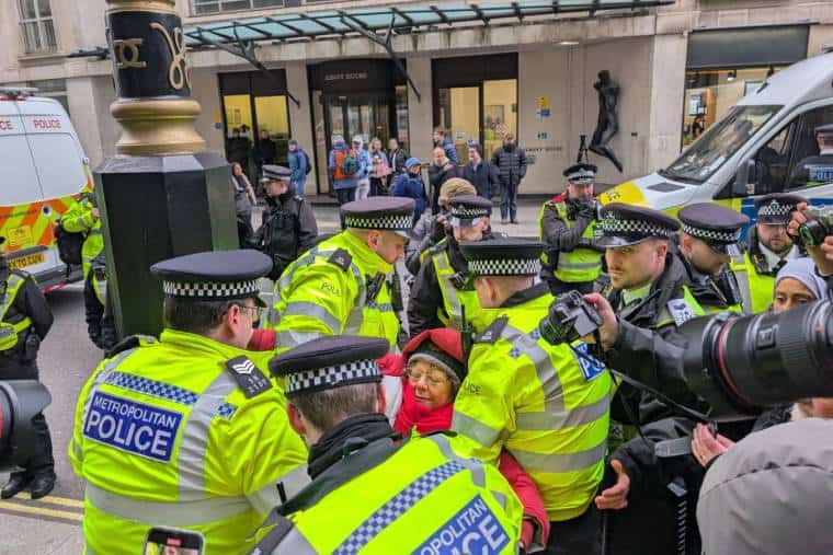 Des militants du DOJ défient l’interdiction de Palestine Action devant le ministère de la Justice