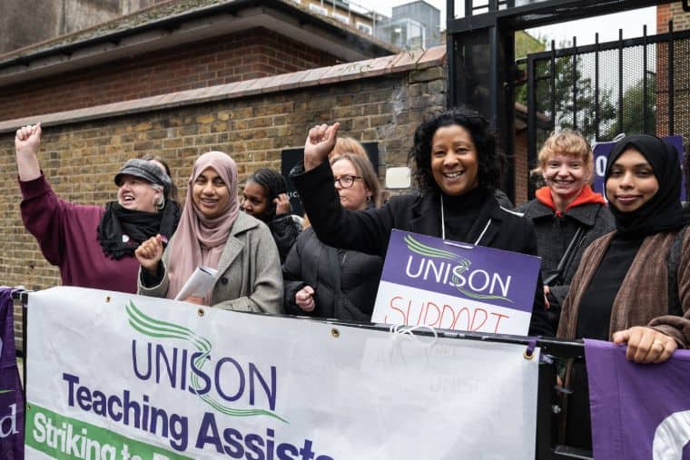« Il n'y a pas assez d'heures dans la journée » : les assistants pédagogiques en grève déclarent que leur travail n'est pas durable