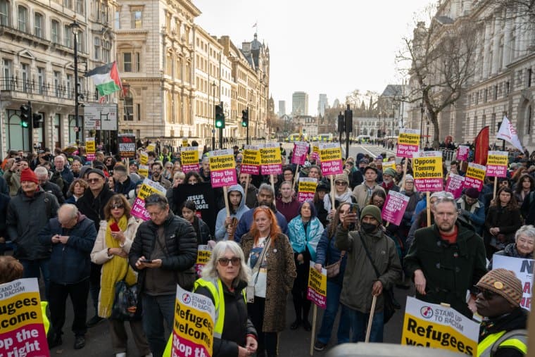 Des antifascistes s'opposent au nazi Tommy Robinson à Londres