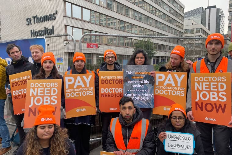 « La grève, ça marche », déclarent les médecins résidents lors des piquets de grève du premier jour