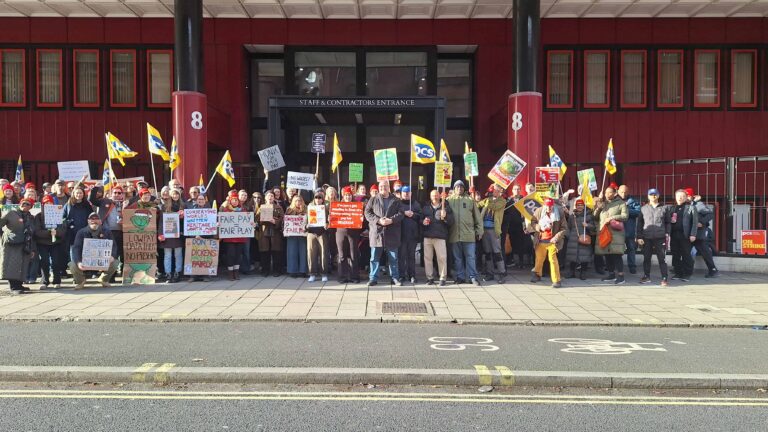 Les grévistes des bibliothèques britanniques montrent aux patrons qu'il ne faut pas les embêter