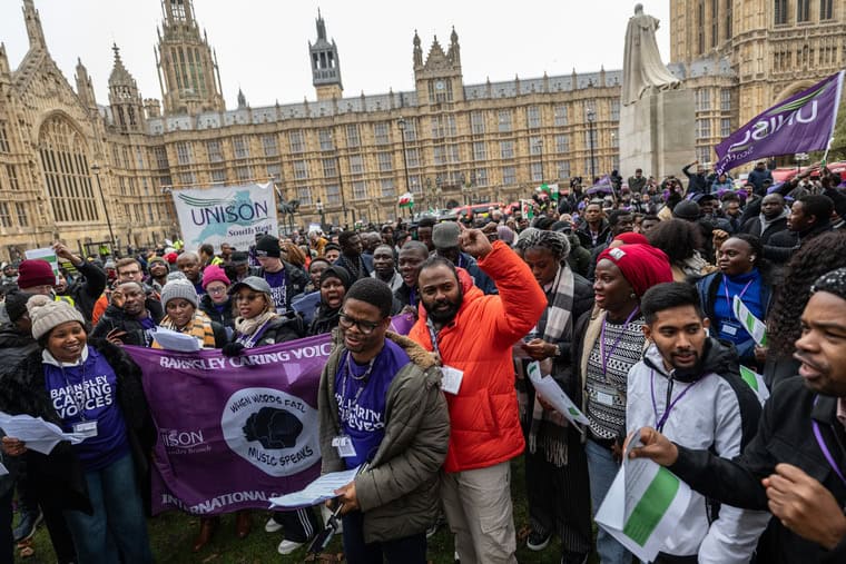 Les travailleurs sociaux résistent aux projets d'expulsion racistes du Labour