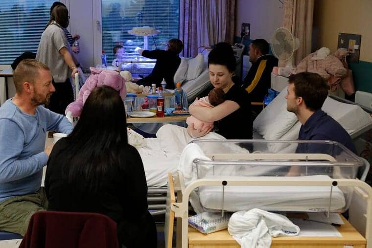 Des parents remplissent une maternité du NHS en Écosse.