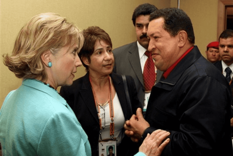 Hugo Chavez et Nicolas Maduro avec Hillary Clinton au Sommet des Amériques en 2009
