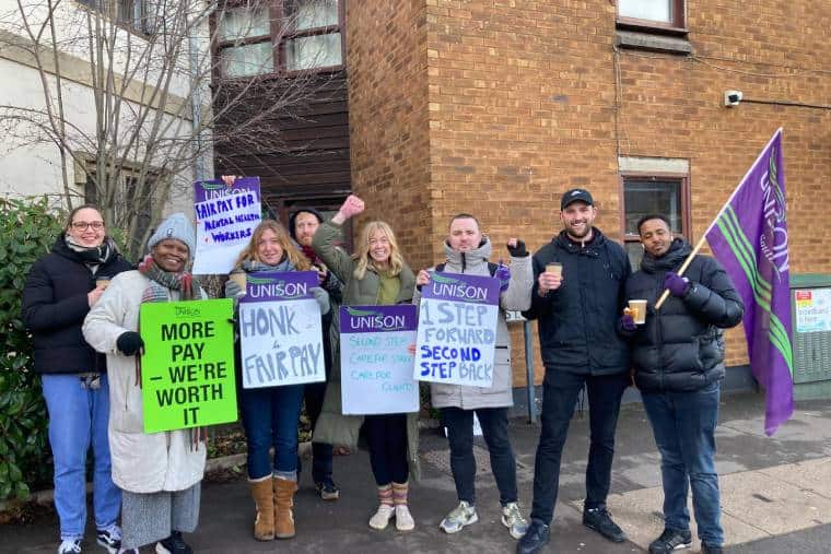Les agents de santé mentale organisent un piquet de masse à Bristol