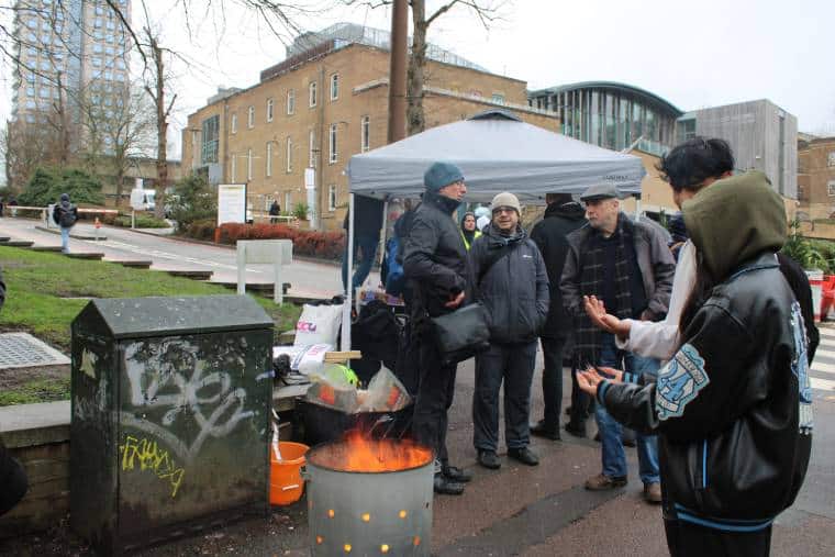 Les grévistes de l'université de Leicester sont déterminés à mettre un terme aux suppressions d'emplois et de cours