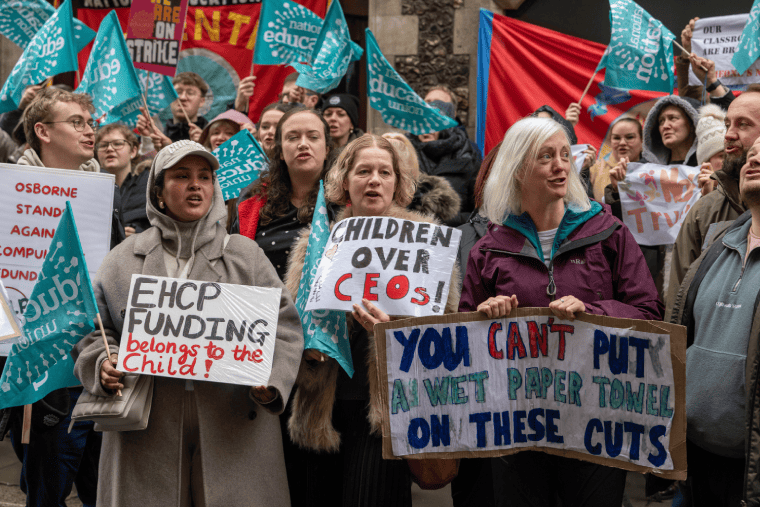 Les travailleurs de l’éducation des Midlands remportent une victoire décisive