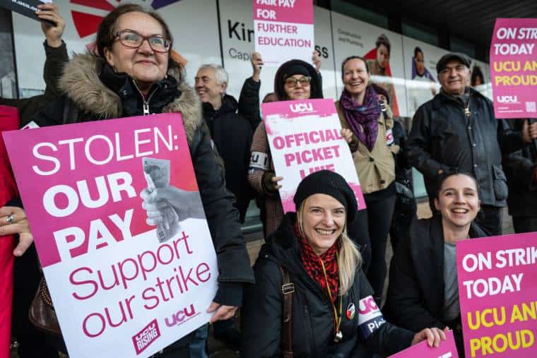 Les travailleurs des collèges organisent une solide grève pour les salaires