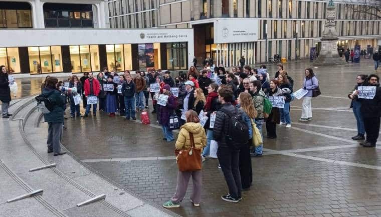 Les travailleurs et les étudiants britanniques se tiennent aux côtés des manifestants à Minneapolis